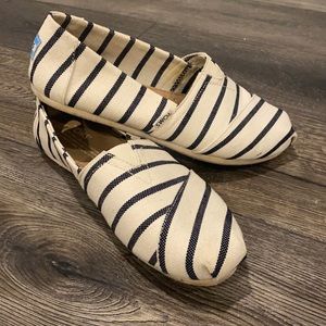 Toms- Navy and Ivory classic Riviera slip on